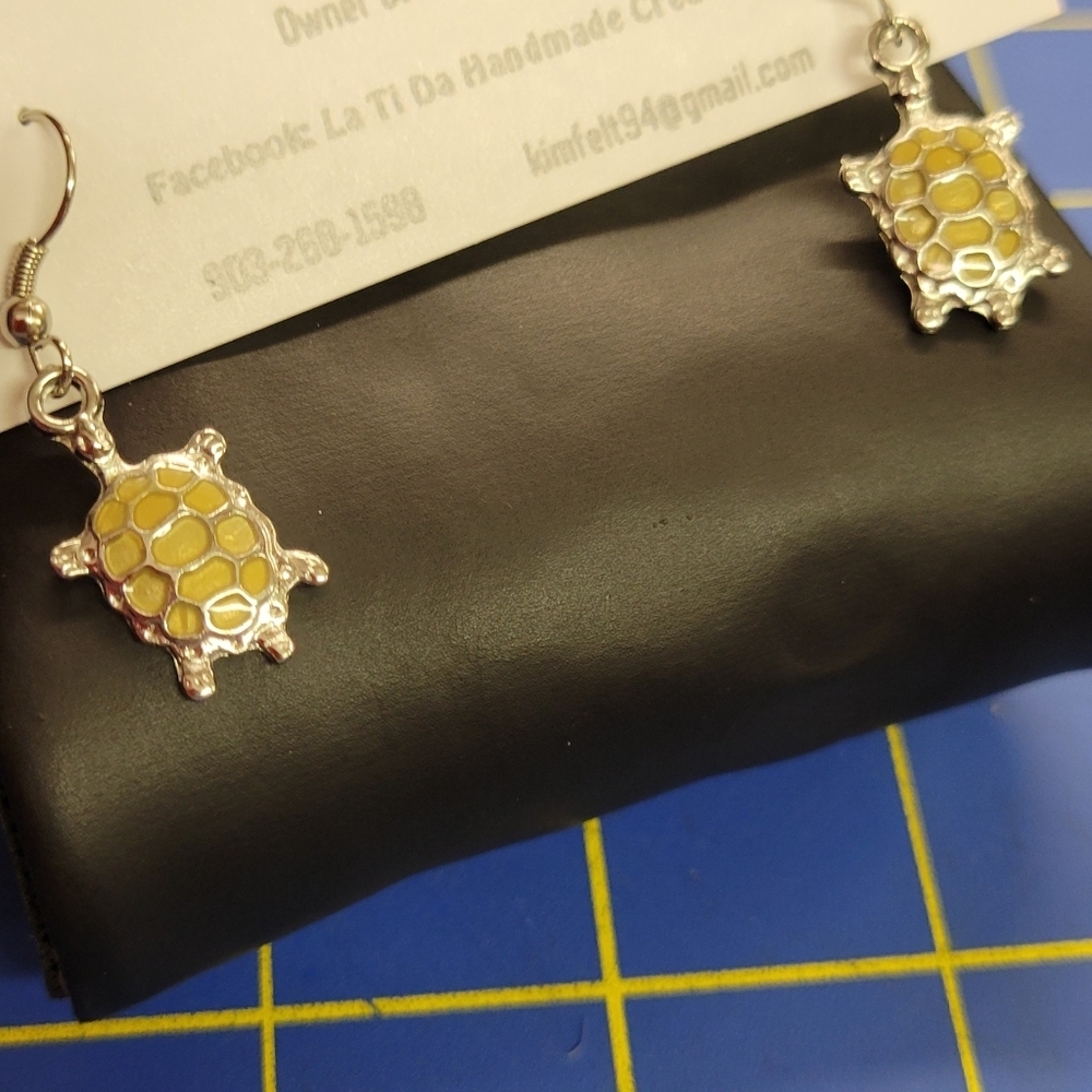 La Ti Da Handmade Creations Silver Tone 0.5" x 0.25"Turtle